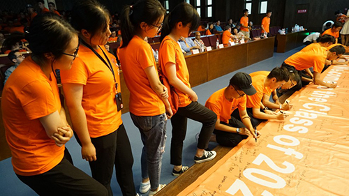 ZJUI students signing class banner at the beginning of Fall 2017.